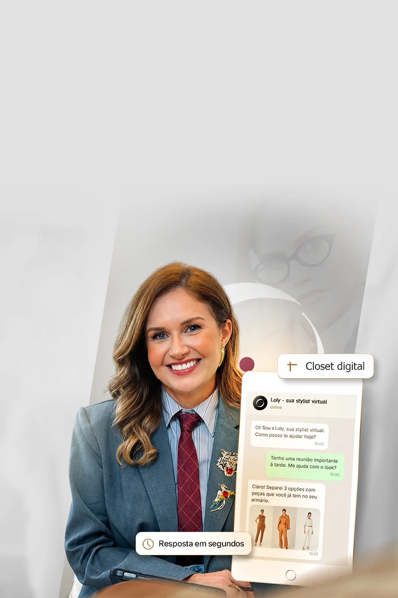 Mulher sorrindo em traje social segurando um tablet com a conversa da Loly, sua stylist virtual.