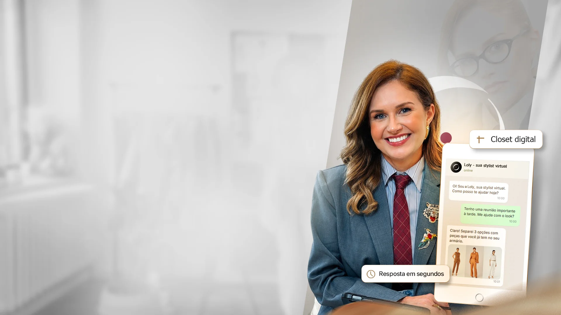 Mulher sorrindo em traje social segurando um tablet com a conversa da Loly, sua stylist virtual, num closet ao fundo.